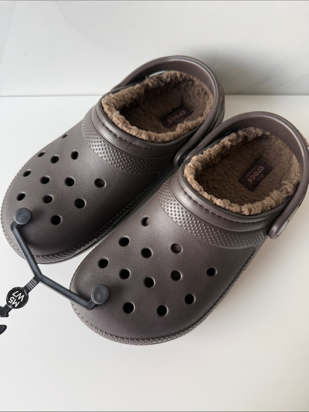 🐊 CROCS Fuzz-Lined CLASSIC LINED CLOG in ESPRESSO/WALNUT - Picture 3 of 7